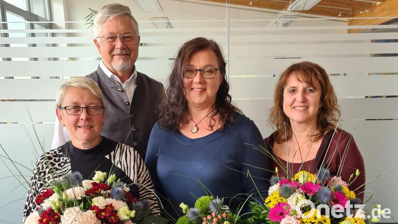 Anton Kummert ehrt die langjährigen Mitarbeiterinnen Elke Reil, Gabi Hirmer und Elisabeth Herrmann. Bild: Nadine Kreuzer