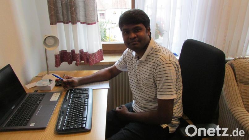 Pater Arul bei der Arbeit am Schreibtisch in seiner Wohnung Bild: exa