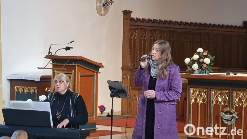 „Amoi seng ma uns wieda – Musik zum Abschied&quot; – unter diesem Titel gestalten Melanie Dotzler (rechts) alias Sängerin Mièl und die Pianistin Iryna Hermann zwei besinnliche Andachten in der Hirschauer Stadtpfarrkirche Mariä Himmelfahrt und in der Amberger Wallfahrtskirche Mariahilf. Bild: u