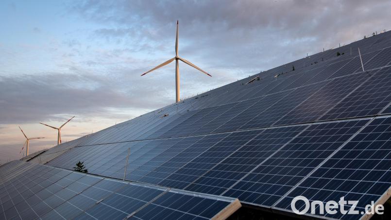 Baut die Marktgemeinde Lauterhofen einen Windpark an der Grenze zu Kastl, ergäben sich für die fünf Hektar große Freiflächen-Photovoltaikanlage in Oberfeld Beschattungsverluste. Symbolbild: Sina Schuldt/dpa