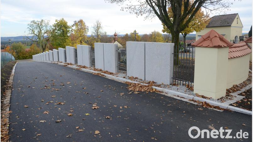 Die neue Friedhofsmauer und der Tulpenweg sind nach dreimonatiger Bauzeit entsprechend der Planungsvorgabe fertiggestellt. Diesen Dienstag ist die offizielle Bauabnahme. Bild: bey