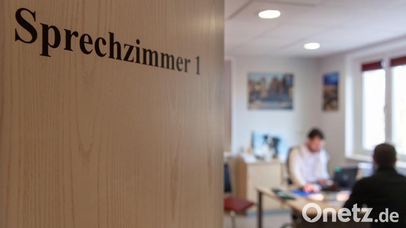 Der Weg ins Sprechzimmer kann inzwischen lang sein. Niedergelassene Ärzte haben keine freien Termine mehr. Symbolbild: Monika Skolimowska/dpa