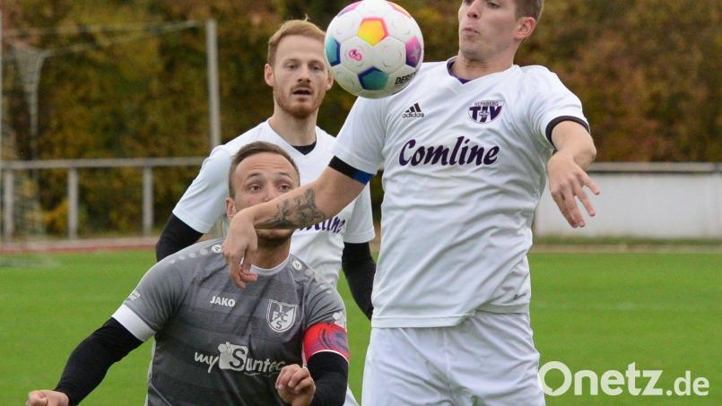 In dieser Szene kommt Florian Schlagenhaufer (links) vom 1. FC Schwarzenfeld nicht an den Ball, später traf er aber zum 1:2 gegen den TSV Detag Wernberg. Am Ende war sein 11. Saisontor zu wenig. Bild: ham