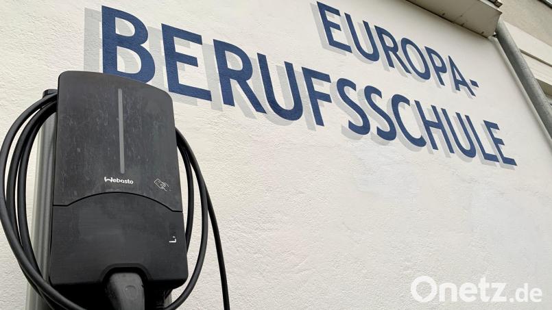 Eine Ladesäule gibt es an der Europa-Berufsschule. Aber wer darf jetzt daran sein E-Auto tanken? Bild: Gabi Schönberger