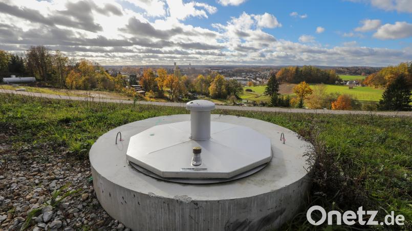 Der Blick auf den Stadtteil Sulzbach ist idyllisch. Doch das Bild trügt, die Tausenden Kubikmeter Müll im Boden sind giftig. Im Vordergrund einer von fünf Brunnen zu sehen, über die verunreinigtes Sickerwasser gesammelt wird. Bild: Wolfgang Steinbacher