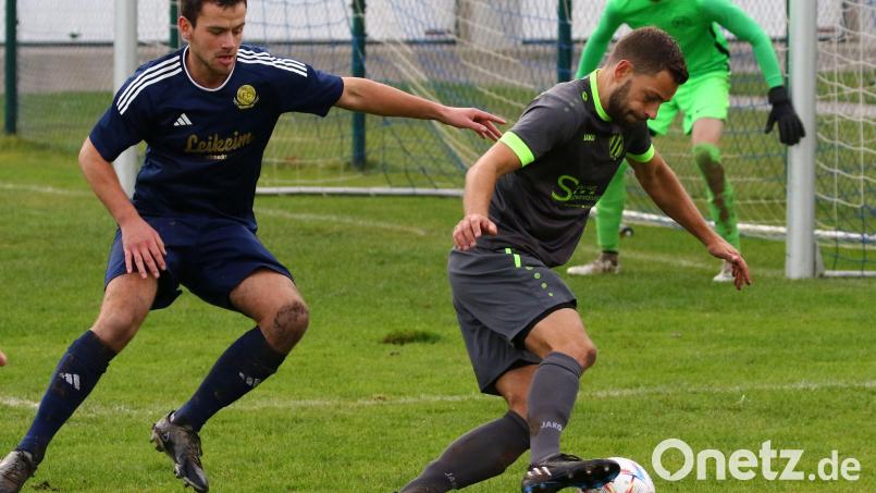 Fabian Wudy (rechts) traf für den SV Kohlberg in der Nachspielzeit zum Ausgleich, links der Tremmersdorfer André Gradl. Bild: Dieter Jäschke
