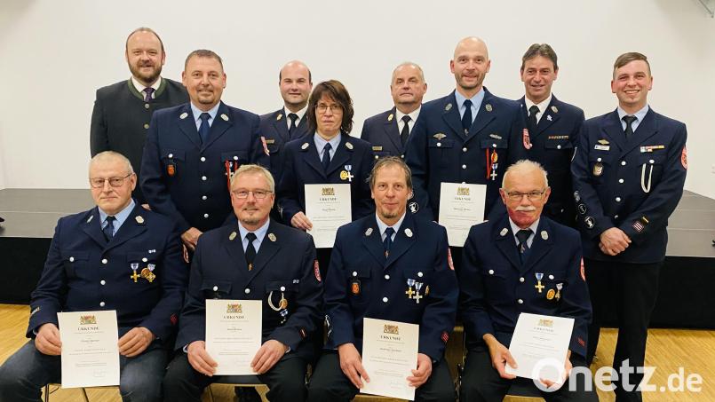 Die für ihren langjährigen Dienst ausgezeichneten Feuerwehrleute mit den Ehrengästen; vorn sitzend links und rechts die Wehrmänner Ulrich Dorner und Alois Schieder, die 50 Jahre aktiven Dienst geleistet haben. Bild: FW Störnstein/exb