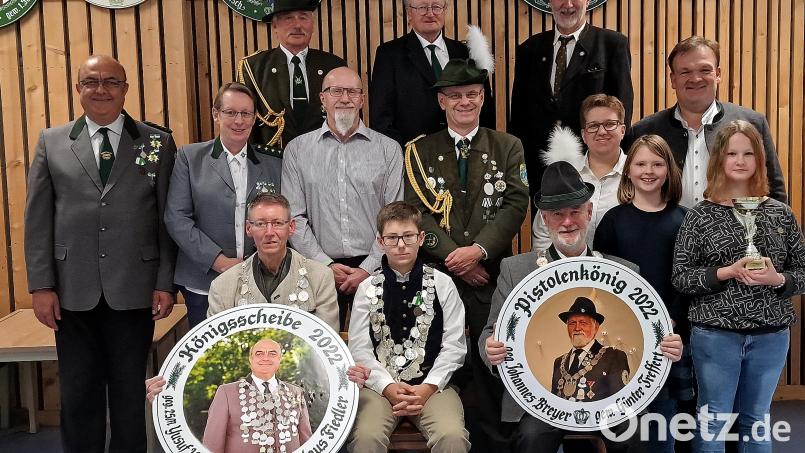 Bei der Königsfeier stellen sich die Scheibengewinner und Schützenkönige mit ihren Platzierten zum Erinnerungsbild. Bild: R. Kreuzer