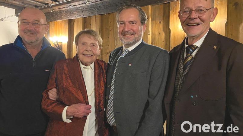Die beiden Söhne Michael (links) und Gerd (rechts) freuen sich, dass ihre Mutter noch so fit ist. Bürgermeister Frank Zeitler (Dritter von links) überbringt die Glückwünsche der Stadt Nabburg. Ida Sobiegalla ist nun die älteste in Nabburg geborene Bürgerin. Bild: Völkl