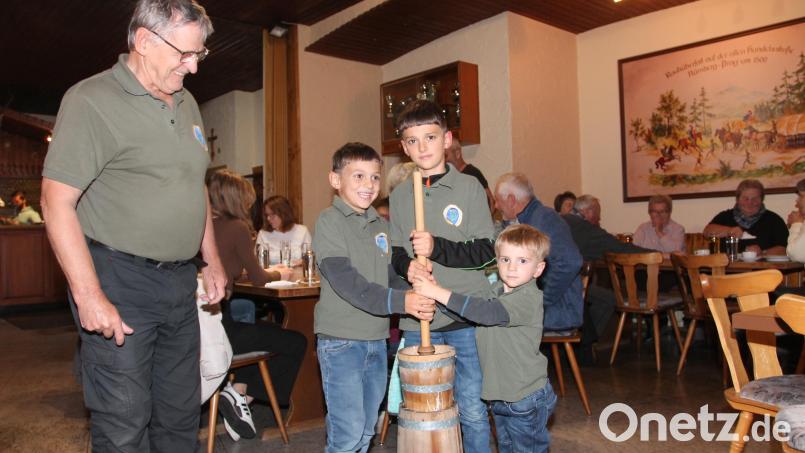 Simon, Felix und Elias Gleißner (von rechts) haben großen Spaß beim Ausbuttern. Das freut auch Manfred Janker. Bild: pi
