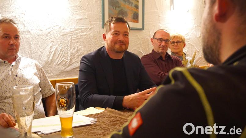 Weizen und Heizen: Der Bundestagsabgeordnete Uli Grötsch (SPD, Mitte) stellt sich in einem Wirtshaus in Moosbach den Fragen der Bürger zum umstrittenen Heizungsgesetz. Bild: jut