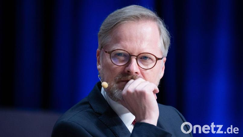Petr Fiala, Premierminister von Tschechien, sitzt während einer Podiumsdiskussion auf seinem Platz. Bild: Sebastian Kahnert/dpa