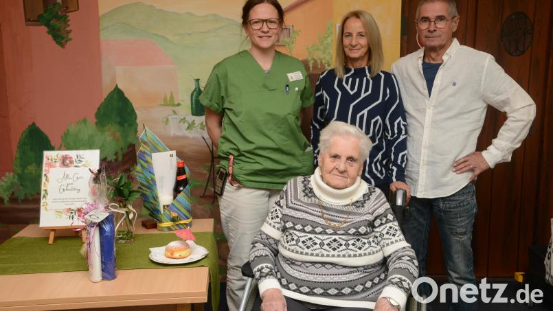 Katharina Eismann (sitzend) freut sich über die Glückwünsche von Marlene Schmucker, Wohnbereichsleitung Wohnen am Kreuzberg, von Tochter Sonja und Schwiegersohn Raimund Lechner (von links). Bild: bey