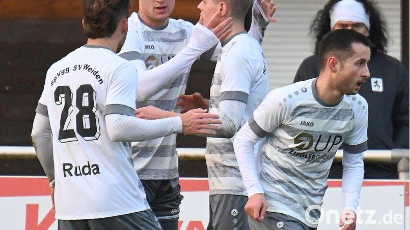 Stefan Pühler (zweiter von links) wird von seinen Mannschaftskollegen beglückwünscht. Der in der 58. Minute eingewechselte 18-jährige Stürmer erzielte alle drei Treffer der SpVgg SV Weiden beim 3:2-Auswärtssieg in Ettmannsdorf. Bild: Werner Franken