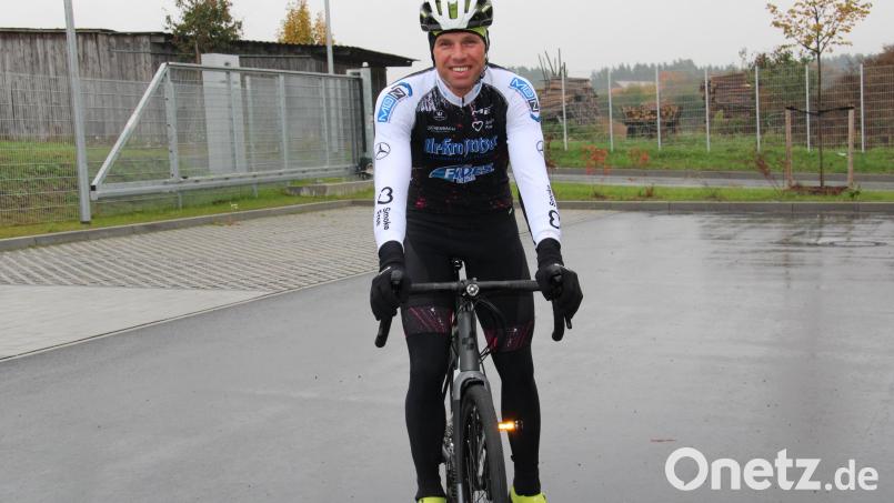 Enrico Knobloch fährt das ganze Jahr über bei fast jedem Wetter mit seinem Fahrrad von Weiden zu seiner Arbeitsstelle nach Neuhaus. Bild: prh