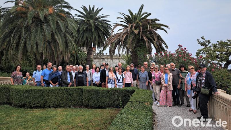 Eine fünftägige Kultur- und Genussreise mit der VHS führte die Teilnehmer in Ambergs Partnerstadt Desenzano sowie nach Mailand und Cremona. Hier präsentiert sich die Reisegruppe vor der Traumkulisse des Gardasees. Bild: Susy Herrmann-Wolters