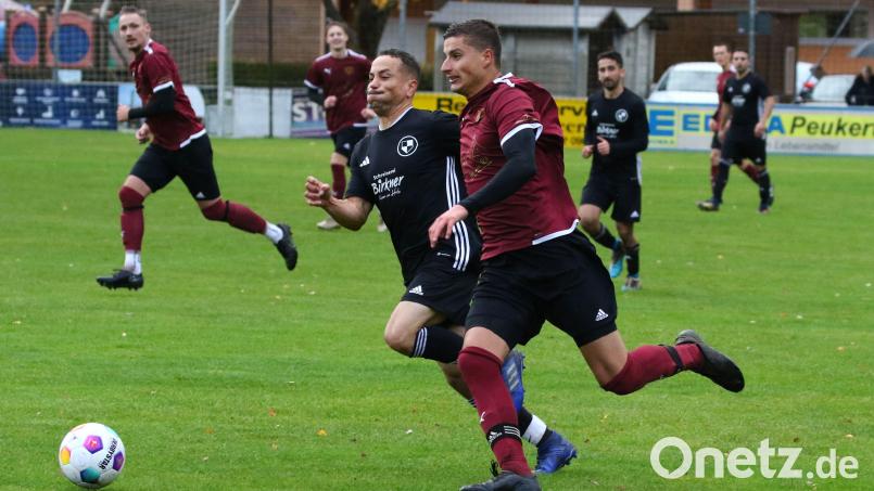 Der Eschenbacher Valentin Schieder (rotes Trikot), Torschütze zum 1:0, liefert sich in dieser Szene ein Laufduell mit dem Kemnather Angel Luna Aviles. Bild: Dieter Jäschke.