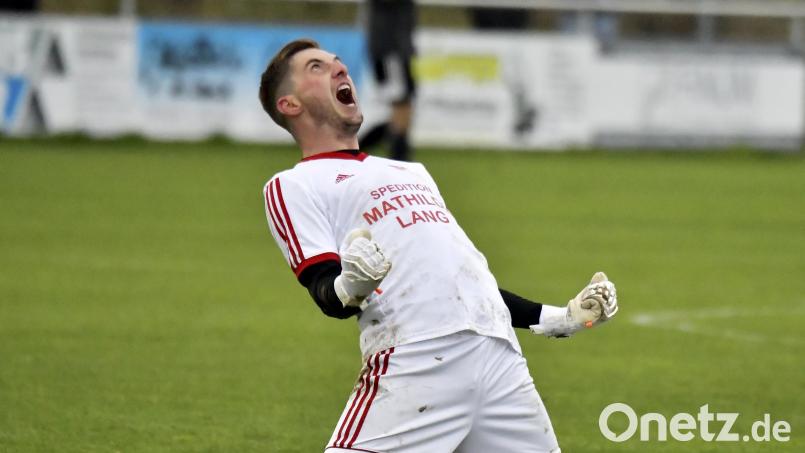 Torhüter Christian Kleiber vom SV Inter Bergsteig schrie mit dem Schlusspfiff seine ganze Freude über den 2:1-Derbysieg gegen den SV Raigering heraus. Bild: Hubert Ziegler