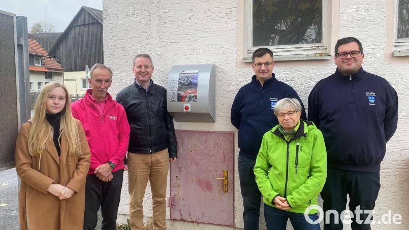 Die Vereinsvertreter Svenja Bäumler (KLJB), Günter Horn (Theatergruppe), Bürgermeister Johannes Kett, Jürgen Götz (FFW), Margita Sammel (KDFB) und Florian Neumann (FFW) bei der offiziellen Übergabe des Geräts. Bild: Kathrin Forster/exb