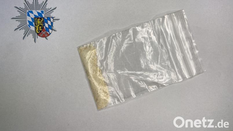 Die Polizei sucht einen 29-Jährigen in Schwandorf wegen eines Haftbefehls auf. Bei der Festnahme finden die Polizisten Drogen. Bild: Polizeiinspektion Schwandorf/exb