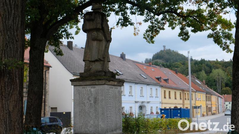 Einer der großen Themenschwerpunkte war die vor der Vollendung stehende Marktplatzsanierung. Die Restaurierung des Kriegerehrenmals soll im kommenden Jahr erfolgen. Bild: do