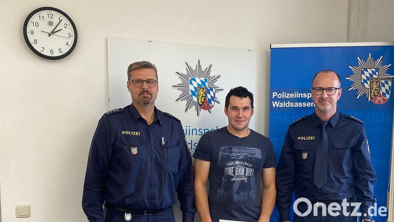 Polizeihauptkommissar Wolfgang Achtert (links) und Polizeihauptkommissar Harald Fuchs (rechts) zeichneten Maximilian Rosner für seinen Mut und seine Entschlossenheit aus. Er hat einen Diebe verfolgt und damit geholfen, einen mutmaßlichen Täter festzunehmen. Bild: Benkhardt