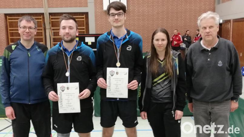 Jonas Dinter vom TTSC Kümmersbruck (Mitte) verteidigte bei den Einzelmeisterschaften des Tischtennis-Bezirkes Oberpfalz-Nord seinen Titel bei den Herren A. Die Plätze 2 und 3 gingen an Michael Hummel (TTSC Kümmersbruck, Zweiter von links) und an Sabine Fischer (SV Hahnbach). Es gratulierten Tobias Flierl (links) vom Ausrichter TV Nabburg und Bezirksvorsitzender Günter Bauer (rechts). Bild: blg