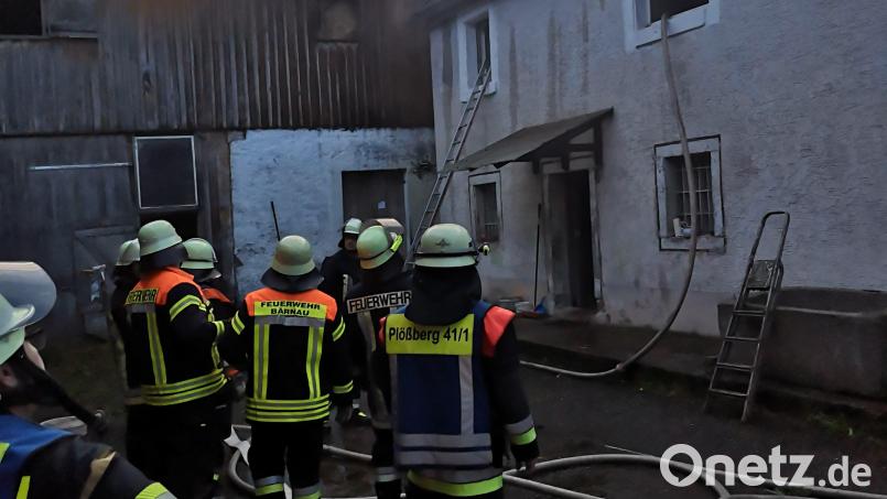 Einen Zimmerbrand in Naab konnten die Feuerwehren noch rechtzeitig löschen, ehe die Flammen auf das ganze Haus und den angrenzenden Stall übergriffen. Bild: Feuerwehr Plößberg/exb