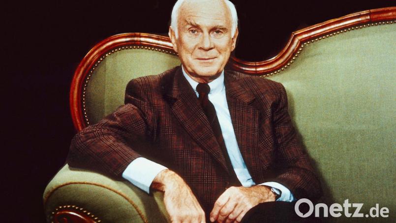 Loriot sitzt im Sketch &quot;Der 70. Geburtstag&quot; auf dem legendären Biedermeiersofa. Am 12. November würde er 100 Jahre alt werden. Archivbild: Radio Bremen/dpa