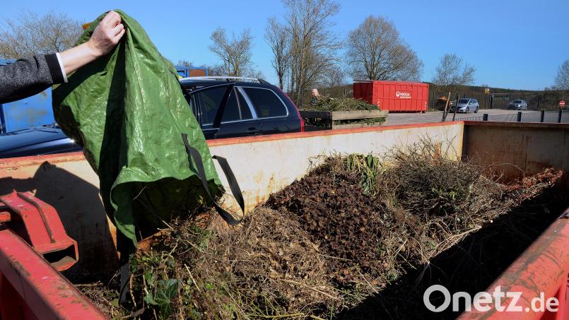 Grüngut wird fleißig auf den Wertstoffhöfen im Landkreis Amberg-Sulzbach, wie hier in Lengenfeld, angeliefert. Wie hoch das Aufkommen ist, hängt auch vom Wetter ab. Archivbild: Stephan Huber