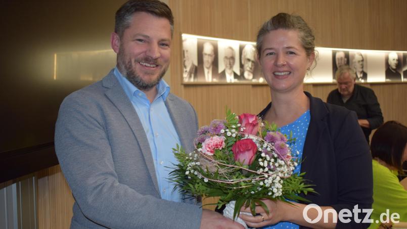 Sabine Grosser ist die neue Familienbeauftragte des Marktes Schwarzenfeld. Bürgermeister Peter Neumeier hieß sie mit einem Blumenstrauß willkommen. Bild: bnr