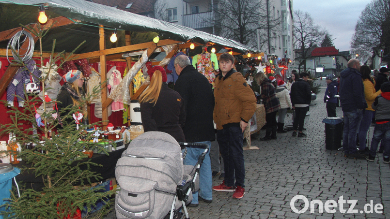 Der Adventsmarkt in Wiesau geht immer am ersten Adventssamstag über die Bühne. Archivbild: wro