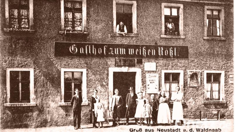 Selbst auf eine Ansichtskarte von Neustadt schaffte es das traditionsreiche Gasthaus "Weiße Rössl". Bild: Archiv Stadt Neustadt