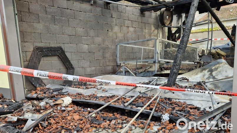 Polizeiabsperrungsband der Brandruine in Schwarzberg. Bild: Thomas Dobler