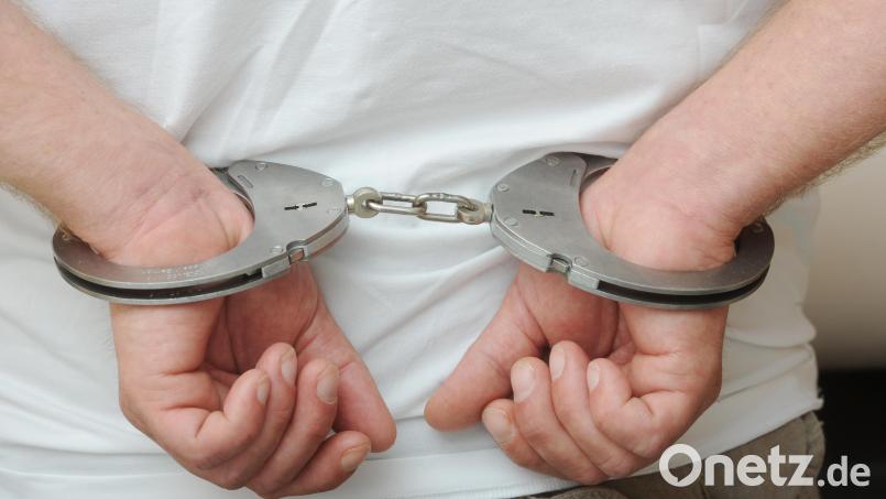 Beamte der Polizei Bamberg entdeckten in einem Kühlschrank ungefähr ein Kilogramm Amfetamin. Ein Ermittlungsrichter erließ Haftbefehl gegen die mutmaßlichen Drogenhändler. Bild: Uli Deck/dpa