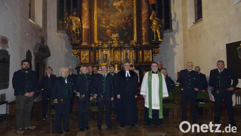 In der Pfarrkirche St. Marien gestalteten Pfarrer Herbert Mader (Sechster von rechts) und Dekan Karlhermann Schötz (Siebter von rechts) die ökumenische Hubertusmesse. Links Jäger-Chef Stefan Frank. Bild: ge