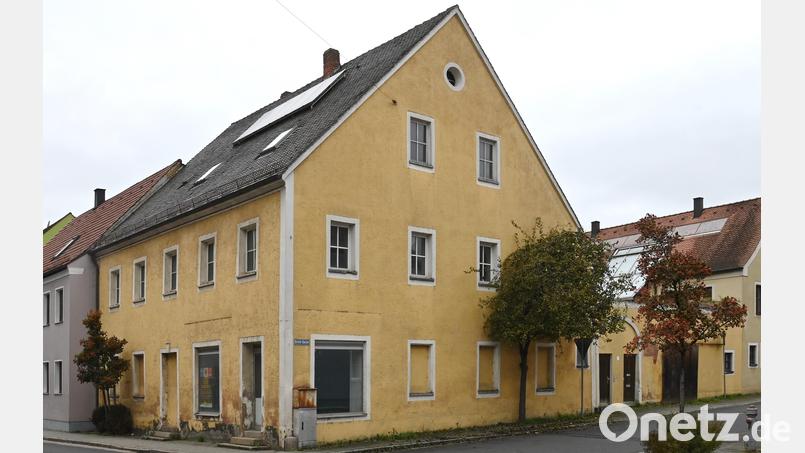In das Gebäude an der Ecke B 14/Breite Gasse in Hahnbach soll im Erdgeschoss eine ambulante Tagespflege für Senioren einziehen. Darüber sind Wohnungen geplant. Bild: gf