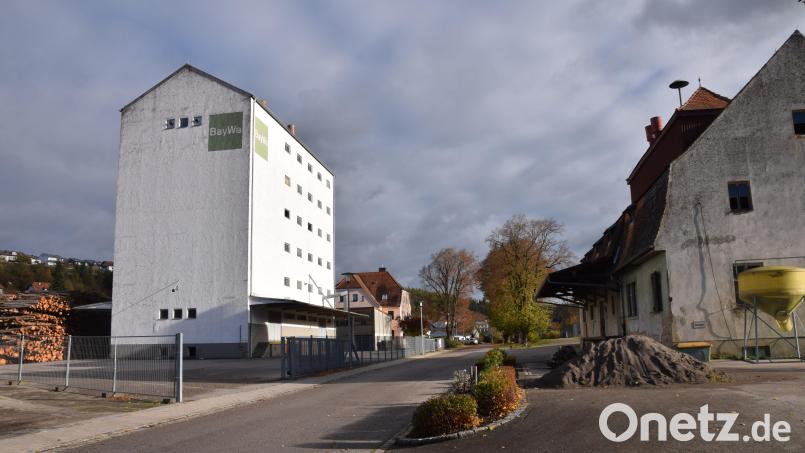 Die schalltechnische Untersuchung besagt, dass das Bauvorhaben in der Bahnhofstraße in Schmidmühlen genehmigungsfähig ist. Der Bebauungsplan sieht dort die Ansiedlung eines Vollversorgers vor. Bild: bö