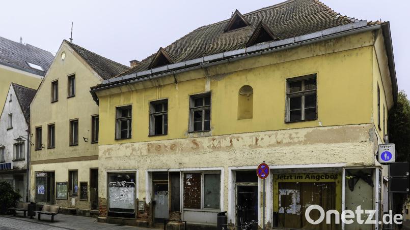 Die Meierhofer-Häuser an der Friedrich-Ebert-Straße und Neubäckergasse verfallen seit Jahrzehnten. Ein Baugebot der Stadt scheiterte vor Gericht. Bild: Hösamer