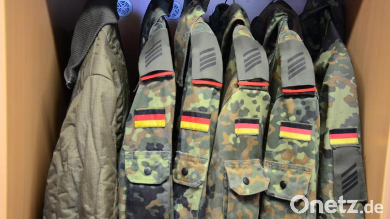 Soldaten-Uniformen hängen in der Rekrutenunterkunft der Major-Radloff-Kaserne in Weiden. Archivbild: Kunz
