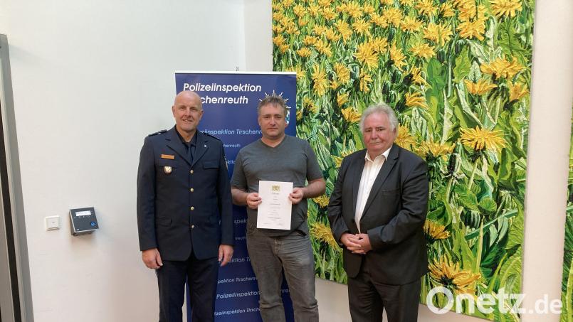 Erster Polizeihauptkommissar Günther Burkhard (von links) begrüßte das neueste Mitglied der Sicherheitswacht Kai Dämmer. Auch Zweiter Bürgermeister Peter Gold gratulierte. Bild: Polizeiinspektion Tirschenreuth/exb