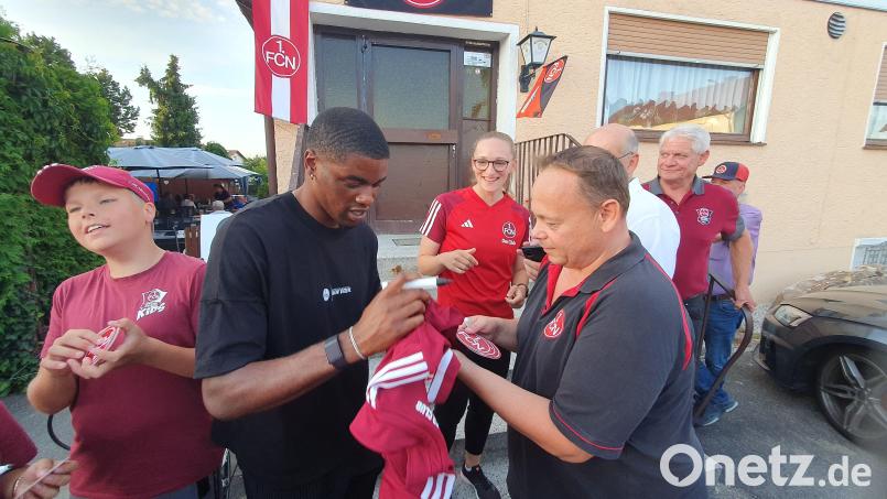 Der damalige Club-Stürmer Kwadwo Duah, der jetzt in Bulgarien spielt, war im Sommer in Dachelhofen zu Gast. Jetzt gehen die Club-Spieler wieder auf Reisen zu ihren Fans. Bild: mr