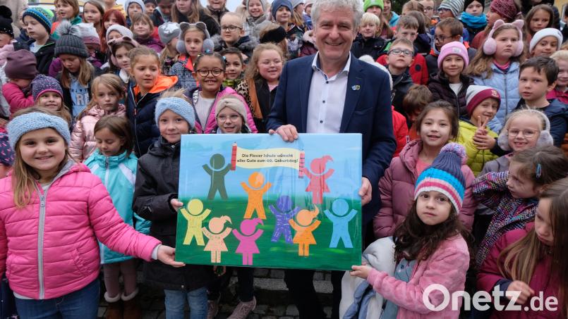 Über 120 Schulkinder gratulieren mit dem gesamten Lehrerkollegium auf dem Rathausplatz Bürgermeister Robert Lindner zum seinem 60. Geburtstag. Bild: le