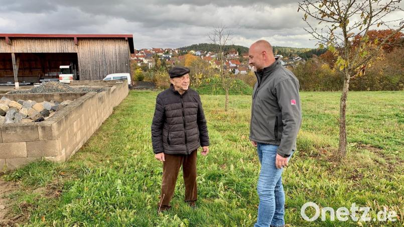 Reinhard Steinhilber (rechts) begutachtet mit seinem Vater Georg das Gelände an der Störnsteiner Spange, wo die Gärtnerei der Familie auf 3500 Quadratmetern erweitert werden soll. Bild: phs