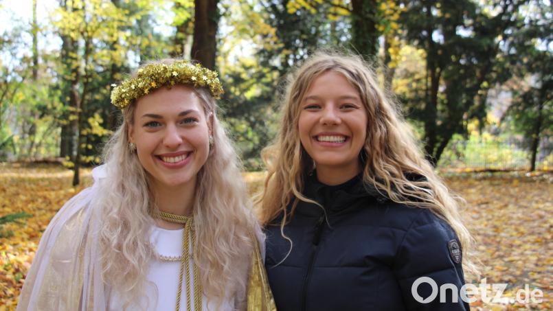 Das diesjährige Fürstliche Christkind Maria Voith (links) neben ihrer „Trainerin“ Christina Schwalb, dem Christkind des vergangenen Jahres. Bild: Julia Muck