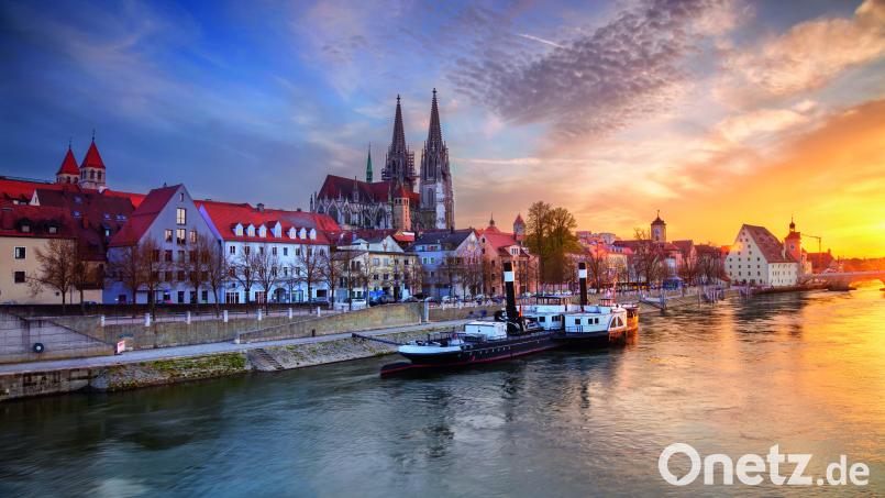 Die Unesco-Welterbe-Stadt Regensburg ist immer einen Ausflug wert. Am 10. Dezember stehen eine Stadtführung und ein Besuch des Weihnachtsmarktes auf Schloss Thurn und Taxis auf dem Programm. Bild: Rudy Balasko – Shutterstock.com