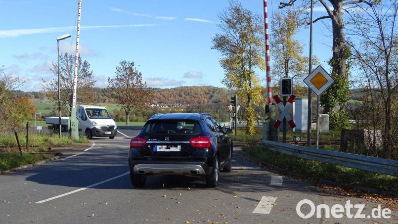 Der Freihölser Bahnübergang ist weithin bekannt. Weil er für lange Warteaufenthalte sorgt und immer mehr zum Nadelöhr für den Schwerlastverkehr zu einem in der Nähe angesiedelten Unternehmen wird. Jetzt soll er modernisiert und mit einem eigenen Fußgängerüberweg versehen werden. Bild: Houschka