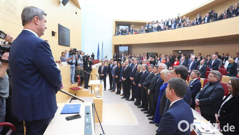 Mitglieder des bayerischen Kabinetts stehen während der Vereidigung vor Markus Söder (l, CSU), bayerischer Ministerpräsident. Bild: Karl-Josef Hildenbrand
