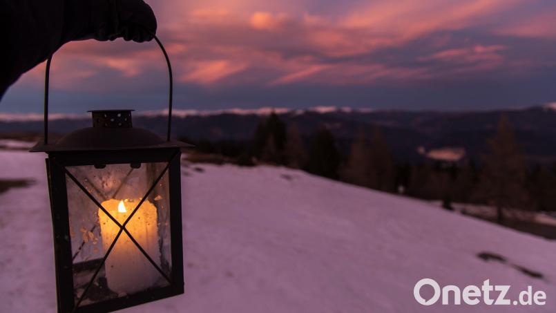 Unser Symbolbild zeigt eine Handlaterne. Eine kniehohe Laterne für die Beleuchtung eines Amberger Parkplatzes hingegen hat ein Vandale umgetreten, nachdem nun die Polizei sucht. Symbolbild: Anita Arneitz/dpa