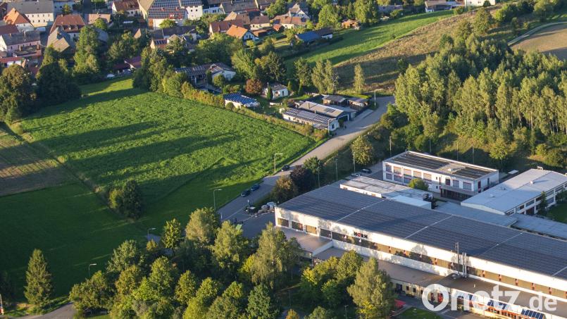 Die 3600 Quadratmeter große Fläche gegenüber der Firma Horn Glass Industries zwischen der Bergstraße und der Straße „Am Lärchenfeld“ verpachtet die Gemeinde an das Landratsamt, um Container für die Flüchtlingsunterbringung aufstellen zu können. Bild: mür